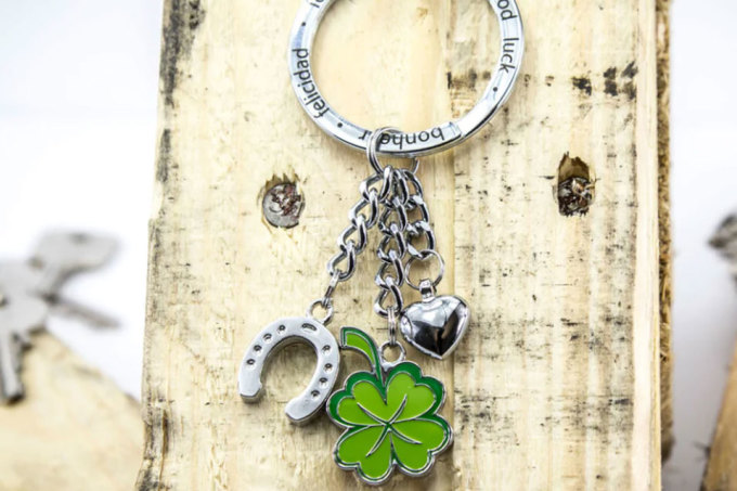 Tại Đức và Áo, có một vài biểu tượng may mắn mà mọi người thường mua để tặng bạn bè, gia đình với mục đích cầu may. Một trong số đó là biểu tượng cỏ ba lá, những con lợn con, nấm. Bạn có thể mua các charm (bùa may mắn) này ở các khu chợ giáng sinh, hoặc mua những chiếc bánh hạnh nhân để tặng người thân, bạn bè với mục đích tương tự. Ảnh: Troikaus