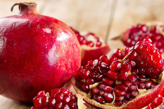 Tại Thổ Nhĩ Kỳ, lựu được coi là sự sung túc, may mắn. Ngoài việc ăn món này vào năm mới, người dân còn có thói quen ném quả lựu trước cửa nhà. Quả lựu vỡ ra, các mảnh văng khắp nơi càng nhiều thì người chủ càng gặp may mắn, thịnh vượng trong năm tới. Ảnh: Greek City Times