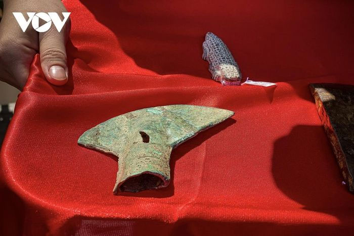  Rìu lưỡi xéo làm bằng đồng, niên đại thời Văn hóa Đông Sơn. 