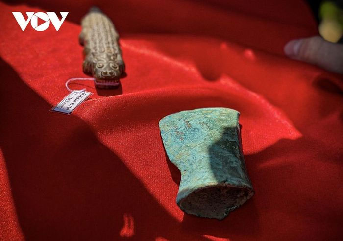 Rìu đồng phủ lớp patin màu xanh, niên đại thời Văn hóa Đông Sơn.