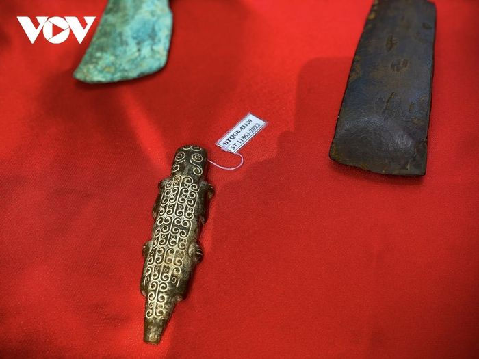 Tượng cá sấu bằng đá, trên lưng trang trí hồi văn, được xác định niên đại Đông Sơn muộn