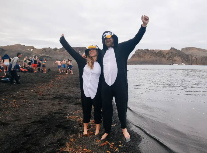 Cả hai chụp ảnh ở Nam Cực, mặc đồ đôi hình chim cánh cụt. Ảnh: Insider