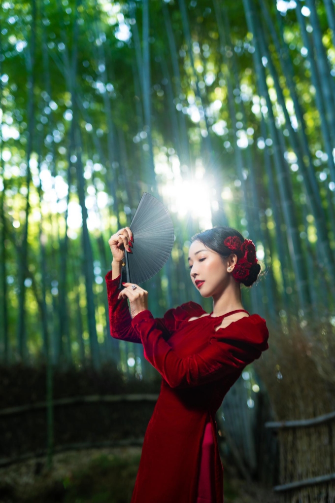 Nhung mặc áo dài cách tân tại rừng trúc.