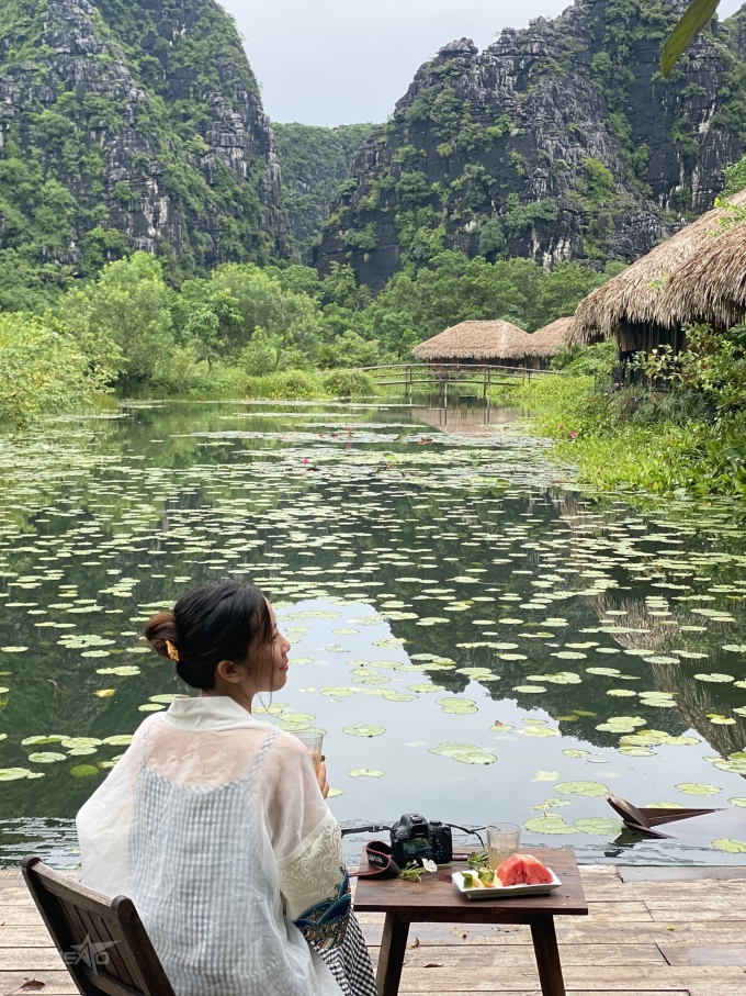 Ninh Bình có khá nhiều chỗ nghỉ với mức giá hợp lý. Thanh Tú (9X mê du lịch sống tại Hà Nội) chọn một homestay ở Hoa Lư, nằm giữa thung lũng. Vị trí này tiện để du khách có thể đạp xe sang khu du lịch hang Múa, Tam Cốc Bích Động... Thanh Tú cho biết các phòng được thiết kế mộc mạc, lợp mái tranh và đều có view hướng hồ sen, chỉ cần mở cửa sổ là có thể chiêm ngưỡng ngay vẻ đẹp của hoa. Tùy từng nơi, giá phòng dao động 500.000-1 triệu đồng/đêm.