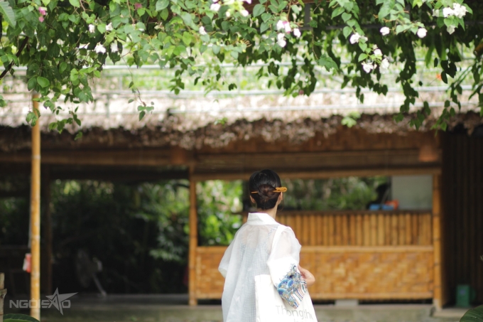 Khung cảnh xanh tươi của homestay lý tưởng để du khách trốn phố, tìm nơi thư giãn sau những ngày bận bịu. Ở đây hạn chế sử dụng đồ nhựa, có sân vườn, đốt lửa trại tổ chức bbq, thích hợp dành cho nhóm bạn lẫn các gia đình nhỏ nghỉ dưỡng.