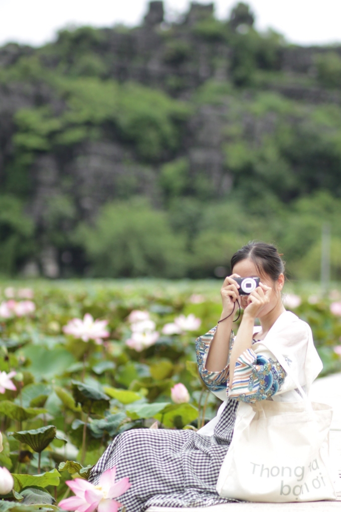 Sáng hôm sau, Tú bắt đầu đi chụp ảnh hoa sen. Hầu hết các ao sen do người dân trồng và chăm sóc, tập trung nhiều ở khu bảo tồn thiên nhiên đất ngập nước Vân Long, Tam Cốc, hang Múa và chùa Bích Động.