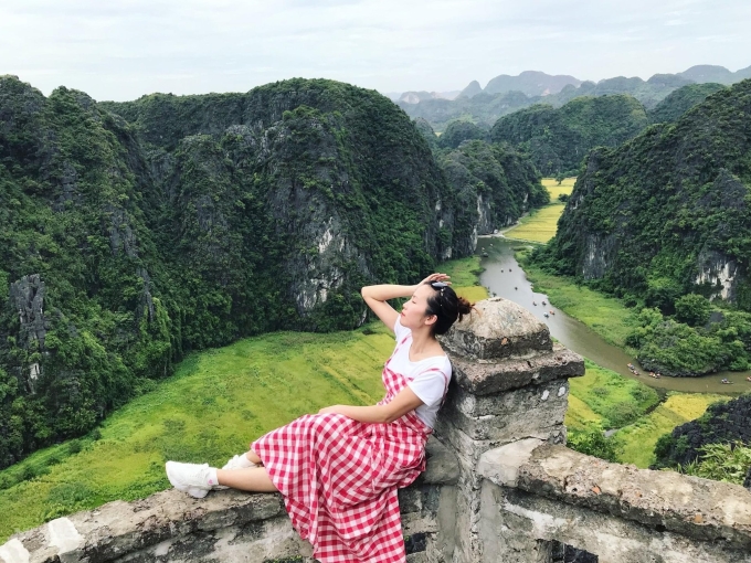 Ngoài những điểm chụp ảnh miễn phí, du khách chụp ảnh hoa sen ở hang Múa phải mua vé vào cổng 100.000 đồng, bao gồm tham quan quần thể chùa, núi trong khu du lịch và đầm sen. Nếu nghỉ đêm trong này, du khách không tốn tiền vé, lúc nào cũng có thể đi bộ ra đầm sen chụp ảnh. Tuy nhiên, điểm trừ là ban ngày sẽ ồn ào do đông du khách.Kết thúc mùa sen sẽ đến mùa lúa chín ở Ninh Bình (tầm tháng 9). Du khách đến hang Múa, leo lên cao có thể ngắm toàn cảnh Tam Cốc, sông Ngô Đồng và ruộng lúa vàng ươm bên dưới.