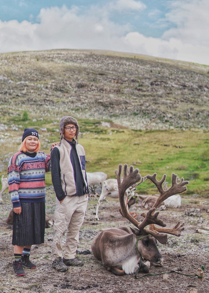 Vợ chồng Thùy Dương, Vân Anh chụp ảnh lưu niệm ở Mông Cổ. Ảnh: NVCC