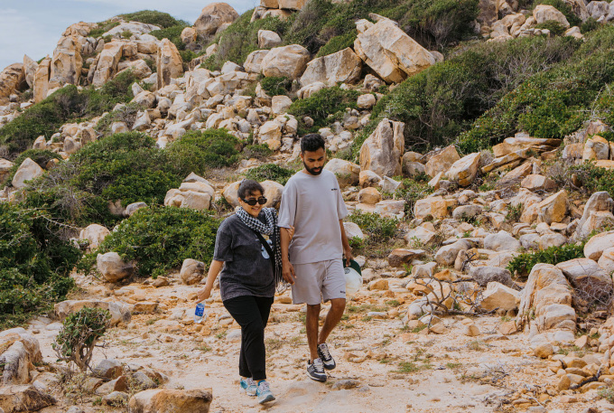 Khách du lịch Ấn Độ khám phá công viên đá tháng 2.