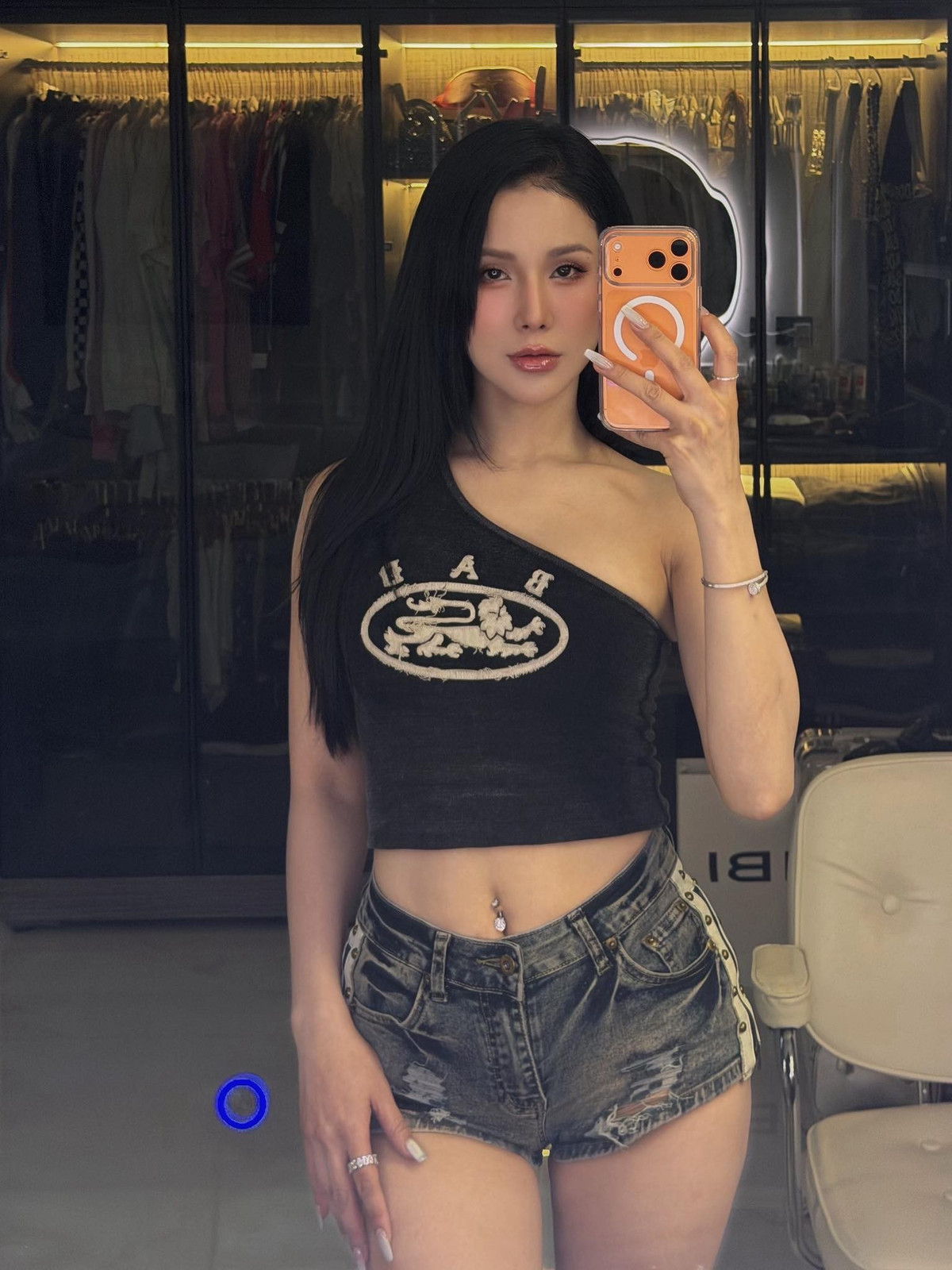 Diệp Lâm Anh sinh năm 1989, là một trong những gương mặt đa tài của làng giải trí Việt. Xuất thân từ nhóm nhảy Big Toe, cô nhanh chóng được chú ý nhờ phong cách mạnh mẽ, vũ đạo điêu luyện và ngoại hình sáng sân khấu.