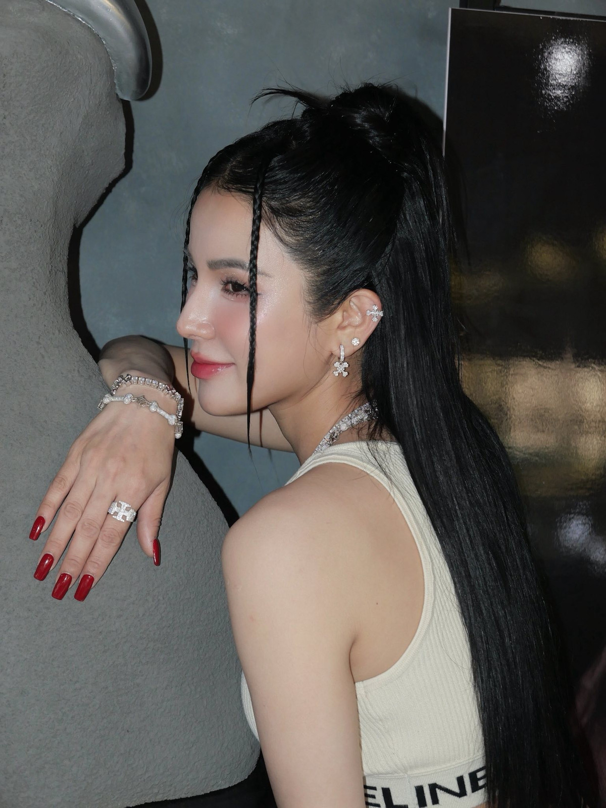 Diệp Lâm Anh thử sức ở vai trò ca sĩ, diễn viên và xuất hiện trong nhiều dự án điện ảnh, truyền hình. Sự đa dạng này giúp hình ảnh của cô luôn mới mẻ trong mắt khán giả.