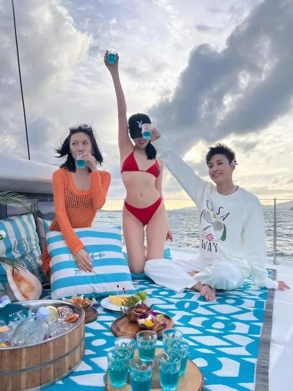 Diệu Nhi đọ dáng với Ngọc Trinh khi cùng vi vu trên du thuyền ở Thái