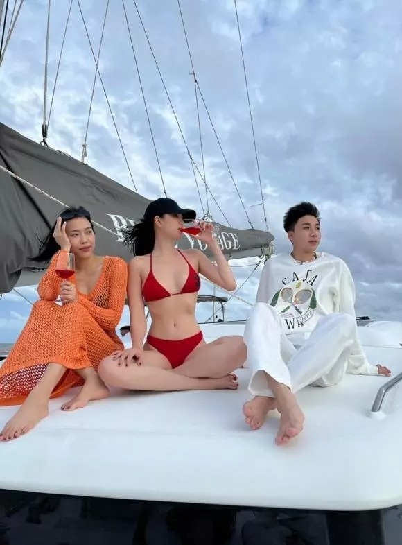 Diệu Nhi đọ dáng với Ngọc Trinh khi cùng vi vu trên du thuyền ở Thái