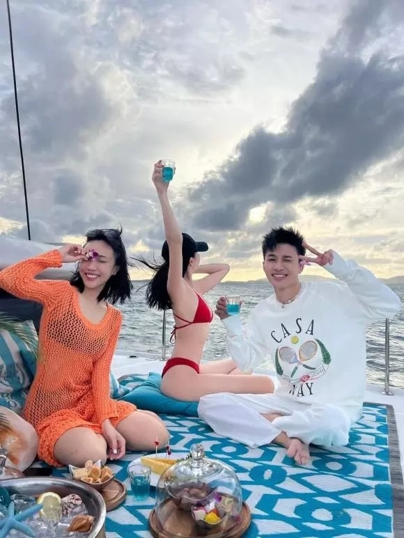 Diệu Nhi đọ dáng với Ngọc Trinh khi cùng vi vu trên du thuyền ở Thái