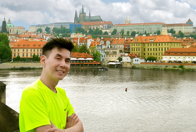 Đoan Trường chụp ảnh ở CH Czech.