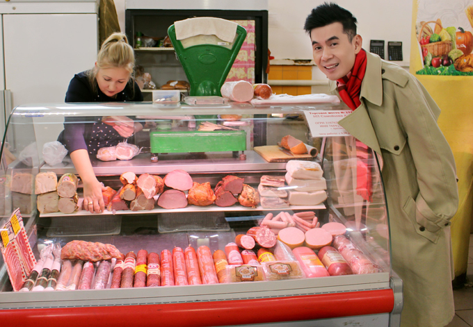 Đoan Trường chụp ảnh ở một cửa hàng bán xúc xích, thịt nguội tại Nga.