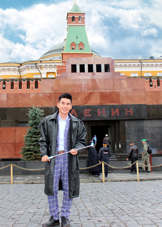 Đoan Trường chỉ dùng gậy selife khi du lịch ở Nga.