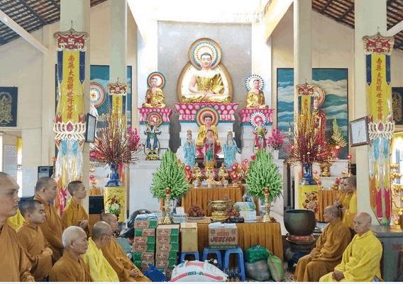 Chánh điện được trang trí một cách trang nghiêm