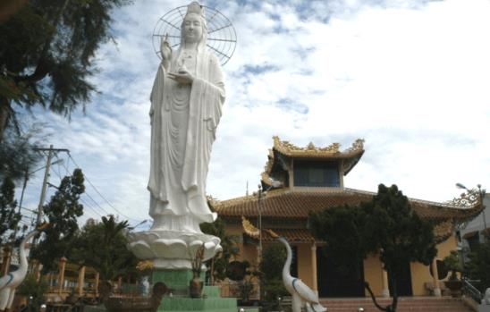 Tượng phật Quan Âm nằm trong khuôn viên sân chùa Viên Minh