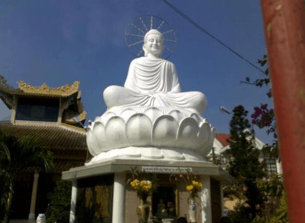 Tượng Phật Thích Ca cao 7m được đặt trong sân chùa Viên Minh