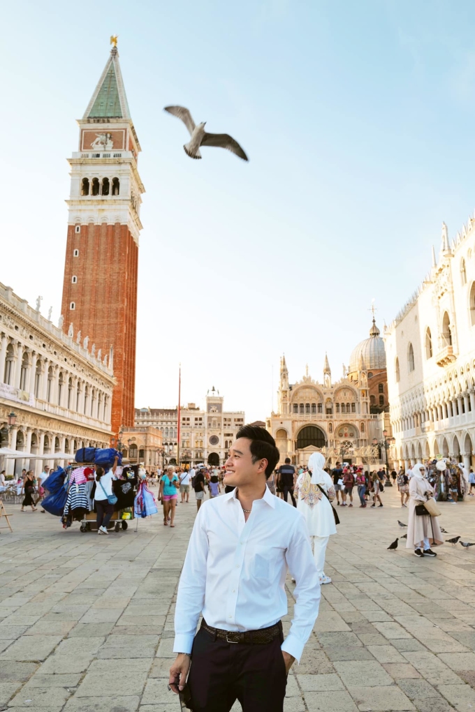 Quang Vinh chọn nghỉ lễ ở một nơi xa. Nam ca sĩ khởi hành chuyến du lịch châu Âu dài ngày từ cuối tháng 8 với điểm đến đầu tiên là Porto - thành phố du lịch ở Bồ Đào Nha, để lại cho anh nhiều ấn tượng. Điểm dừng chân tiếp theo của hoàng tử sơn ca là thành phố Venice thơ mộng ở Italy. Quang Vinh đi dạo ở quảng trường trung tâm, quanh những con phố cổ rực rỡ sắc màu và ngồi thuyền đi dọc các con kênh.