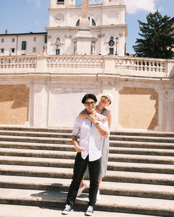 Ngô Thanh Vân cùng ông xã Huy Trần đã có ba tháng xa nhà, du lịch nhiều quốc gia châu Âu, trong đó có điểm đến nổi bật là đảo Milos (Hy Lạp). Dịp này, nữ đạo diễn đang ở Italy, khoe ảnh tình tứ cùng chồng ở Piazza di Spagna, hay còn gọi là quảng trường Tây Ban Nha, nằm ở Spanish Steps - một danh thắng nổi tiếng, thu hút rất đông khách du lịch ở thủ đô Rome.