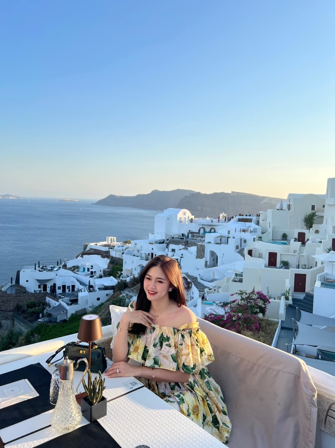 Á hậu hào môn Thanh Thanh Tú cũng dành kỳ nghỉ dài để du lịch các quốc gia châu Âu cùng chồng. Cô tới Paris, check in những danh thắng nổi tiếng như tháp Eiffel, sông Seine... sau đó tới Santorini - hòn đảo nổi tiếng nhất Hy Lạp để dùng bữa, đón hoàng hôn, trước khi đến Rome (Italy).