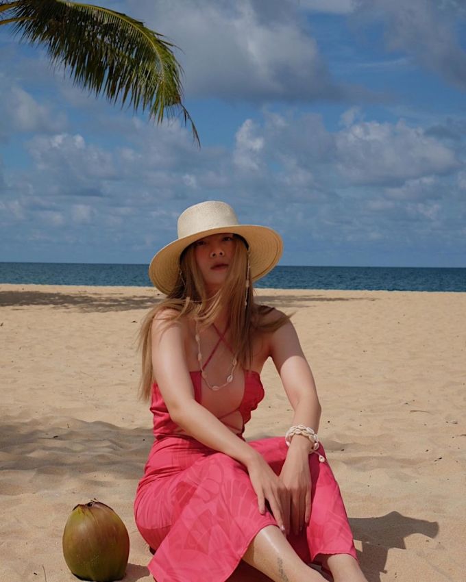 Chị em Yến Trang - Yến Nhi luôn bận rộn với những chuyến đi và hiếm khi ở nhà trong những ngày nghỉ. Vừa trở về từ Bangkok, hai chị em Song Yến đã check in ở Phú Quốc để tận hưởng không khí mùa hè với nắng ấm, biển xanh ngắt.