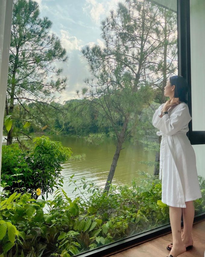 Lệ Quyên cũng nghỉ lễ sớm vài ngày. Nhân dịp có chuyến công tác, nữ ca sĩ tranh thủ nghỉ dưỡng một khu resort ở Đại Lải, Vĩnh Phúc với cảnh quan thiên nhiên trong lành, nhiều cây xanh, hồ nước.