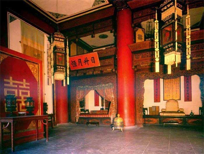 Bên trong Khôn Ninh Cung.