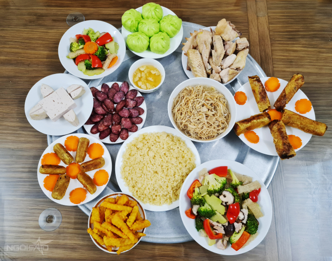 Mâm cỗ mặn của một gia đình Hà Nội. Ảnh: Nguyên Chi