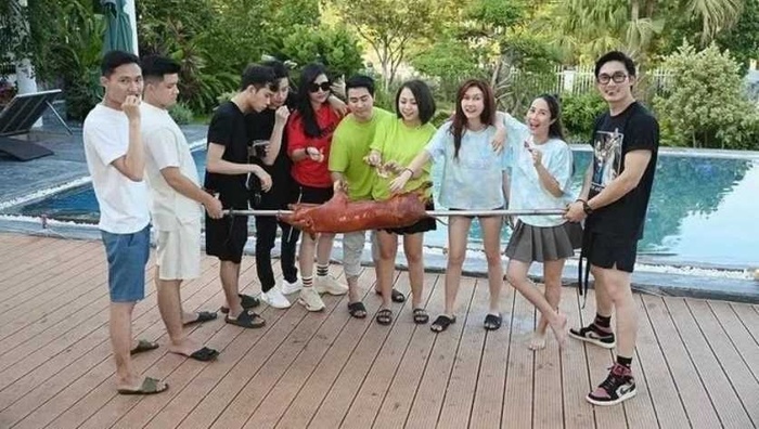 Hậu chia tay, Hương Giang và Đình Tú thoải mái đi chơi cùng nhau