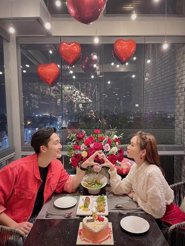 Hậu chia tay, Hương Giang và Đình Tú thoải mái đi chơi cùng nhau