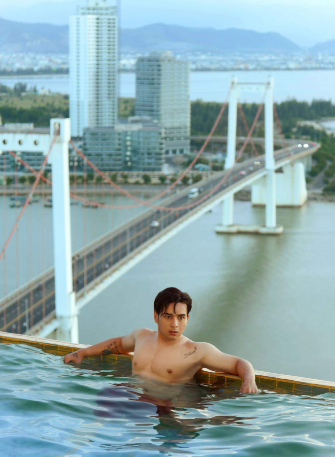 Hồ Quang Hiếu có chuyến du lịch đến các ba tỉnh thành ở miền Trung là Huế, Hội An, Đà Nẵng. Tại thành phố sông Hàn, nam ca sĩ chọn nghỉ dưỡng tại khách sạn dát vàng 5 sao. Điểm nhấn của khách sạn là bể bơi vô cực rộng, nằm ở tầng 29, có chiều dài 68 m và rộng 12m. Từ bể bơi này, Hồ Quang Hiếu có thể ngắm toàn cảnh thành phố Đà Nẵng từ trên cao.