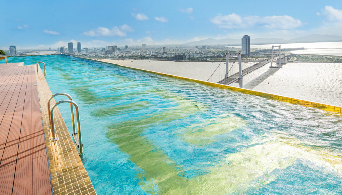 Toàn bộ bể bơi được ốp gạch dát vàng 24K, từng được Tổ chức Liên minh Kỷ lục Thế giới (World Records Union) công nhận là Bể bơi vô cực dát vàng cao và lớn nhất thế giới hồi tháng 10/2017.