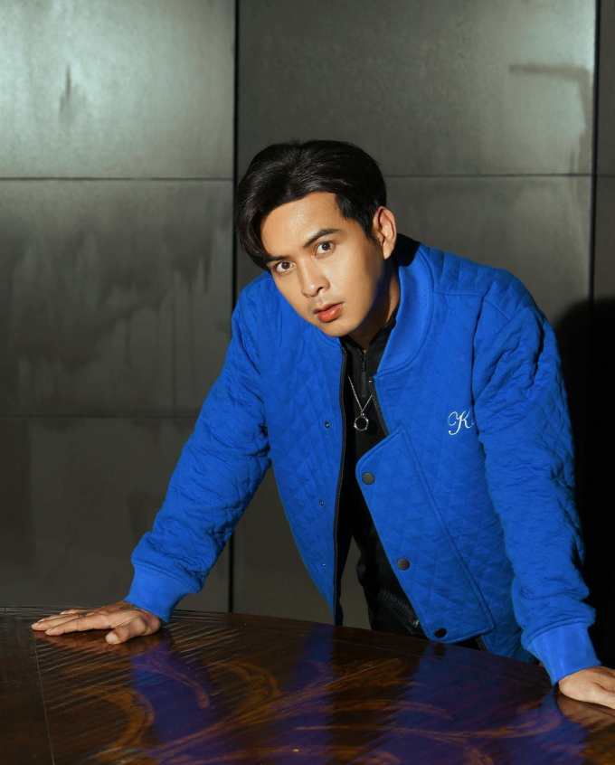 Hồ Quang Hiếu cho biết anh chọn phòng deluxe, giường lớn, tầm nhìn ra ban công và biển. Phòng khoảng 37 m2, giá mỗi đêm hơn 8 triệu đồng (bao gồm bữa ăn sáng). Anh lưu trú tại đây ngày, hai đêm với bạn bè và người thân gồm 15 người, thuê bảy phòng. Tổng chi phí lưu trú gần 60 triệu đồng.