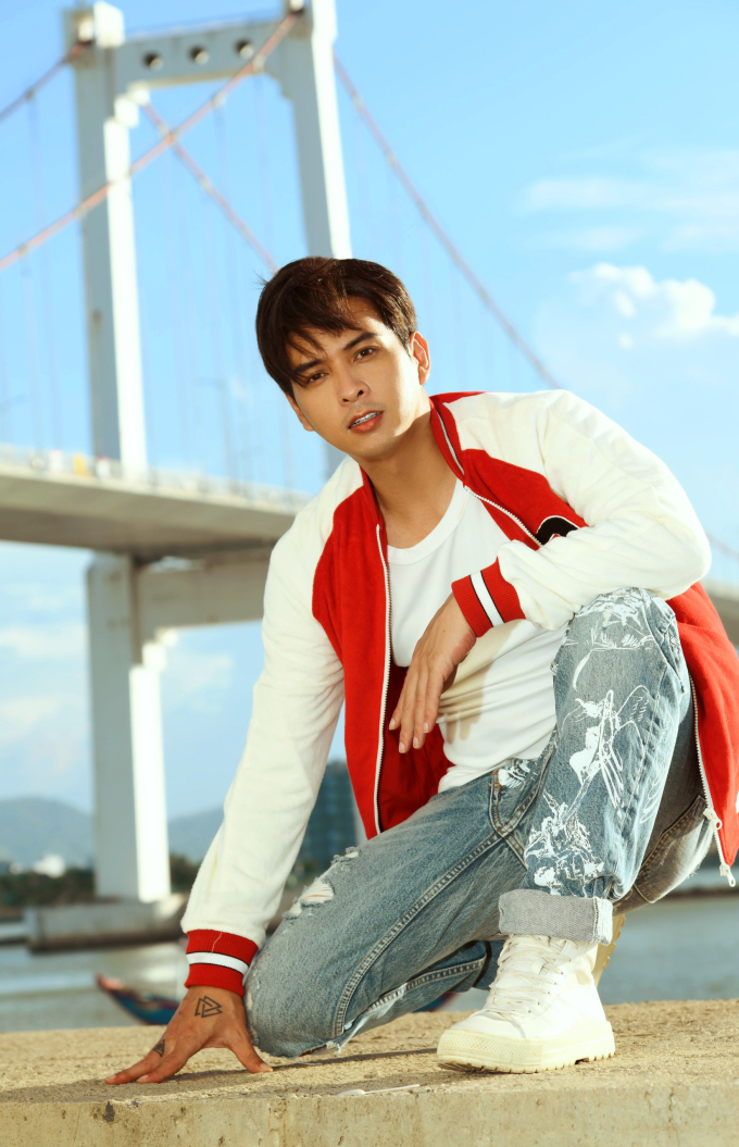 Theo ca sĩ, phòng có cửa sổ lớn nên lúc nào cũng có ánh sáng tự nhiên, mang lại cảm giác dễ chịu. Từ trong phòng, anh có thể nhìn trọn vẹn hoàng hôn. Nhược điểm của khách sạn là xa trung tâm thành phố và bãi tắm nên không thể đi bộ ngắm phố phường, dạo biển.