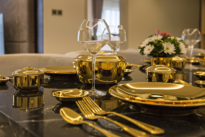 Hồ Quang Hiếu cho biết ấn tượng với các chi tiết của khách sạn được trang trí nổi bật bằng vàng, màu sắc trong phòng hài hòa, ấm cúng, không gian yên tĩnh thích hợp cho việc nghỉ dưỡng. Hầu hết các nhà hàng có ngồi hướng cửa sổ đẹp, tha hồ chụp ảnh. Tuy nhiên, giá cả, dịch vụ ở đây khá đắt đỏ.