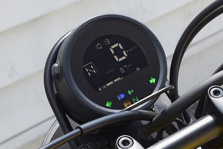 Với hệ thống e-clutch được kích hoạt, người lái không cần phải sử dụng côn ngay cả khi khởi động xe hoặc dừng lại. Điều này đảm bảo sự kiểm soát hoàn toàn đối với các hoạt động của xe, đồng thời giảm bớt nỗ lực cần thiết khi chuyển số và đồng thời sử dụng côn.