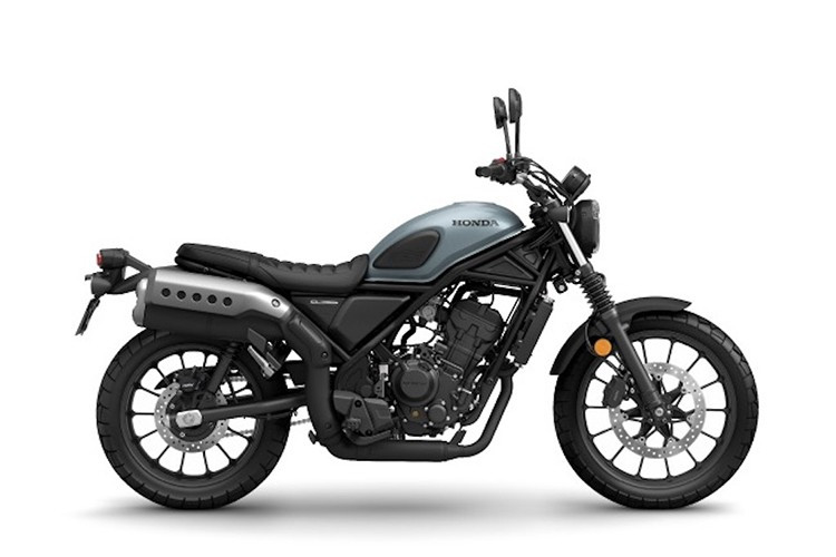 Đáng chú ý, người lái có thể dễ dàng tiếp đất hơn với thiết kế lại của bước chân chính. Những chuyến đi đường dài sẽ thoải mái hơn nhờ chất liệu bọt cải tiến trong yên xe. Một cải tiến quan trọng khác là cụm đồng hồ được làm mới, giúp giảm phản chiếu ánh sáng mặt trời, đảm bảo tầm nhìn rõ ràng trong suốt ngày.