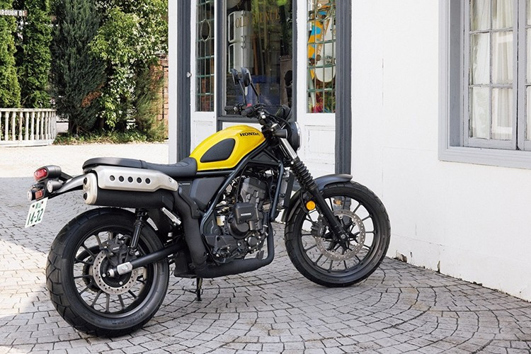 Xe được trang bị bánh mâm hợp kim 19 inch ở phía trước và 17 inch ở phía sau, đi kèm với lốp 110/80 và 150/70. Hệ thống phanh trên Honda CL250 2025 mới bao gồm phanh đĩa đơn ở cả phía trước và phía sau.