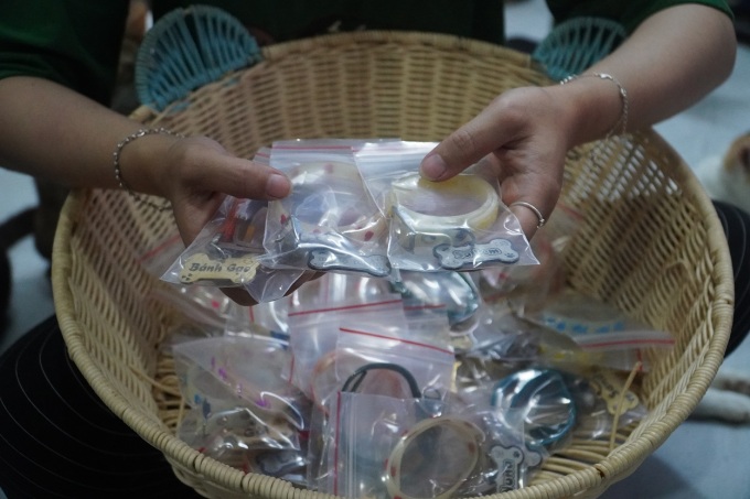 Những chiếc vòng cổ được Vân Khanh đặt tên cho các bé mèo khi đem về nuôi, sau khi chúng mất, cô giữ lại để kỷ niệm. Ảnh: Minh Tâm.