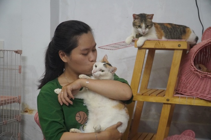 Vân Khanh hôn cô mèo trắng Cẩm Nụ, chị đại của đàn mèo ở đây. Cuối tháng 2/2022, chúng sẽ được ba mẹ đưa lên nhà mới ở Đà Lạt. Ảnh: Minh Tâm.