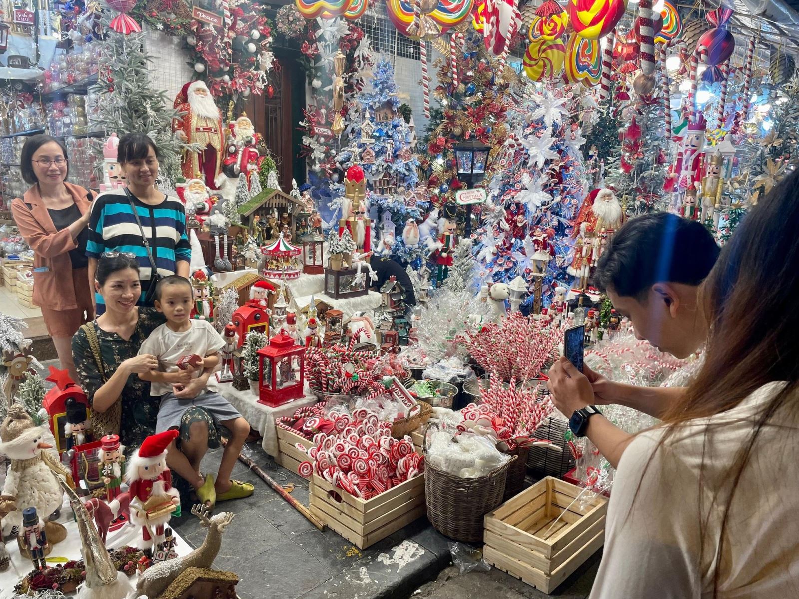 Chộn rộn phố Hàng Mã trước thềm Giáng sinh