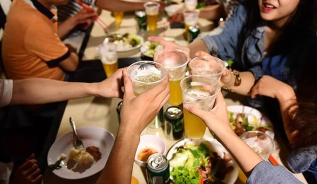 3 loại nước bạn nên dùng để ngăn mỡ tích tụ khi tiệc tùng cuối năm