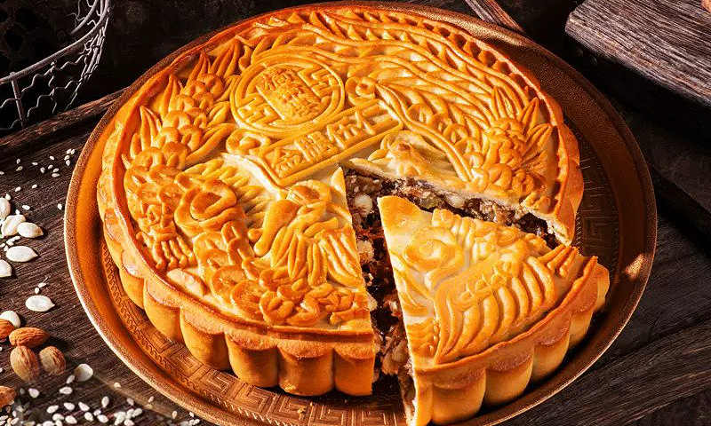 Bánh Trung thu nặng 7 kg, phải cắt như chặt gà