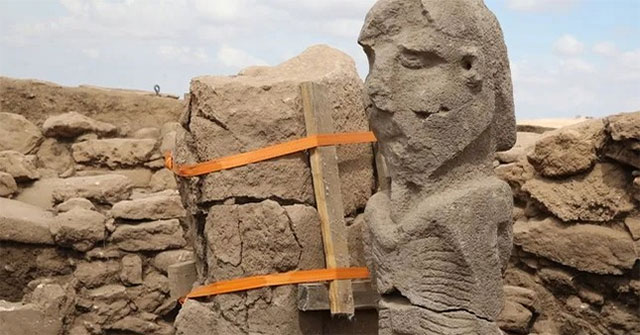 Bí ẩn bức tượng người đàn ông khổng lồ cầm 'của quý'