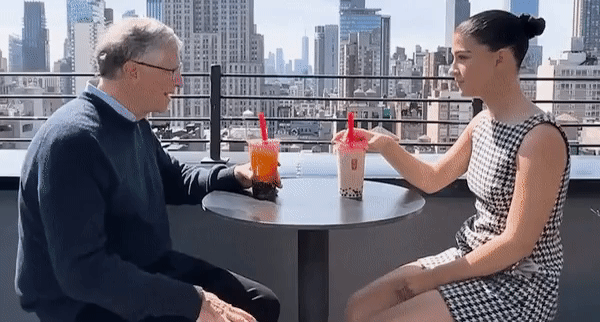 Bill Gates uống trà sữa trân châu bình dân cùng con gái