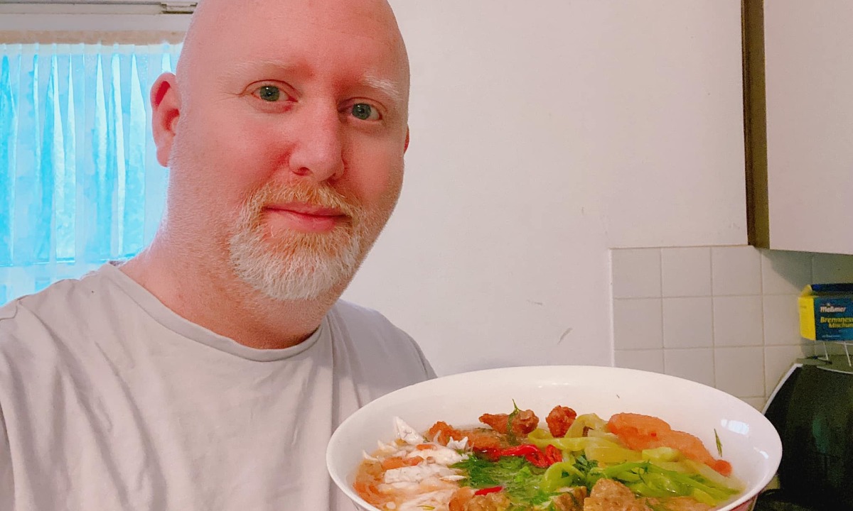 Bố đơn thân người Đức học nấu món Việt cho con