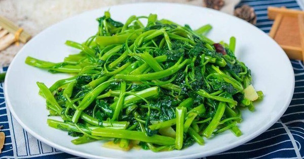Cách xào rau muống xanh như ngọc giòn ngọt hết chê